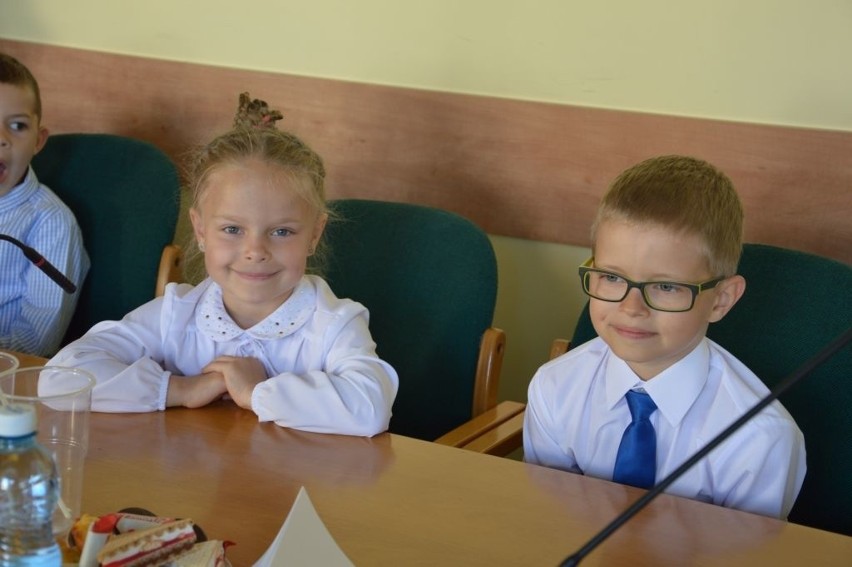 Dzieci zasiadły na miejscach radnych w Ostrowcu
