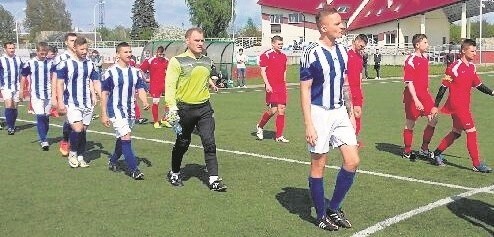 Piłkarze  Świtu Ćmielów odnieśli pewne zwycięstwo z rezerwami Alitu. Nadal są liderem w drugiej grupie. 