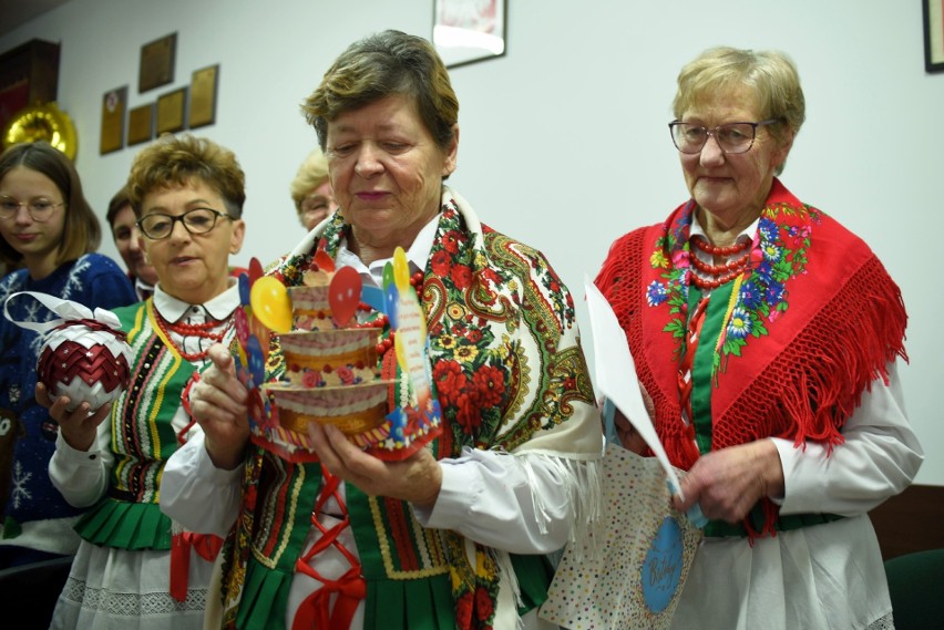 Radosne urodziny Bartusia Banakiewicza w Woli Kopcowej. Wśród gości strażacy, rozśpiewane gospodynie i Święty Mikołaj