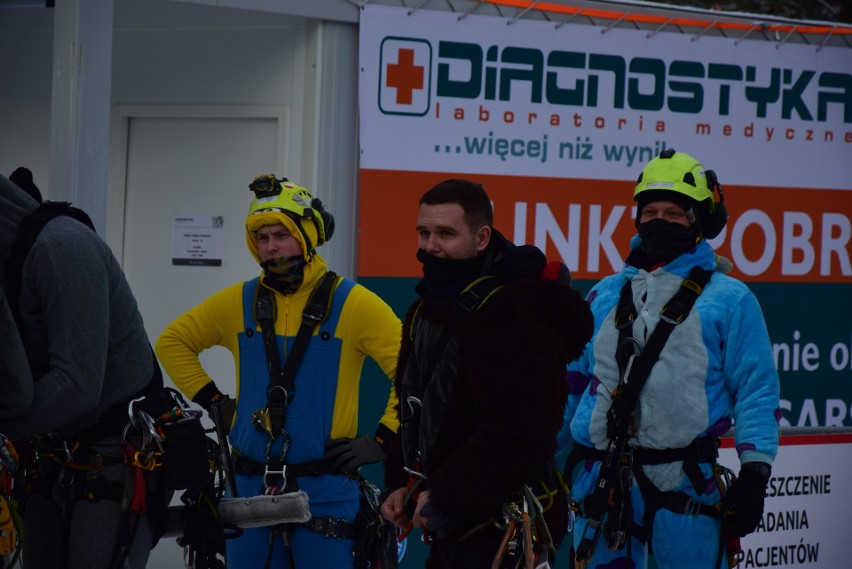 „Alpiniści dla WOŚP”. Bajkowe postacie umyły okna szpitali w...