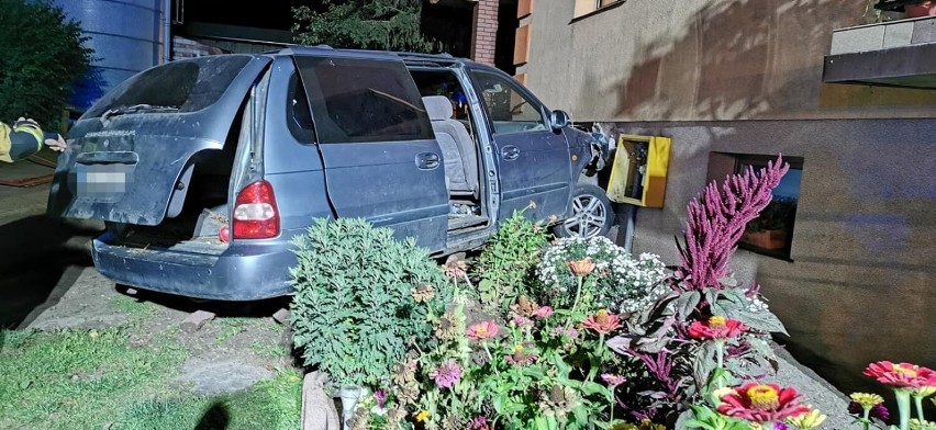 Samochód uderzył w dom i rozszczelnił skrzynkę z gazem.