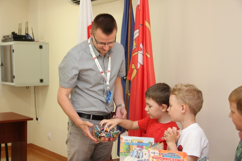 Mali czytelnicy z biblioteki w Laskowcu odwiedzili urząd...