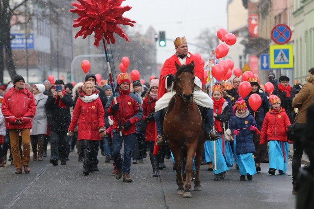 W Zabrzu orszak był podzielony na trzy grupy, które wyruszyły z trzech różnych miejsc: grupa żółta sprzed Hali Pogoń, grupa czerwona sprzed kościoła pw. Niepokalanego Serca Najświętszej Marii Panny, a grupa niebieska  sprzed kościoła św. Józefa. Potem połączyły się w jedną przed siedzibą Muzeum Górnictwa Węglowego. Przemaszerowały razem na plac przed Kościołem pw. św. Anny. Kulminacja było oddanie pokłonu Dzieciątku Jezus oraz Świętej Rodzinie w stajence ustawionej na placu przed Kościołem pw. św. Anny. Zobaczcie, jakie piękne pochody!