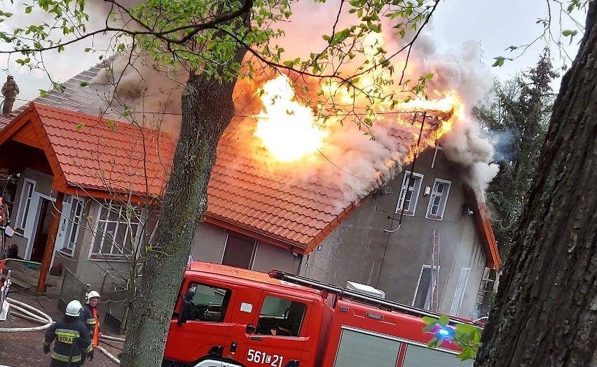 Pożar dachu plebanii w gminie Żnin. W akcji 12 zastępów strażaków [zdjęcia]