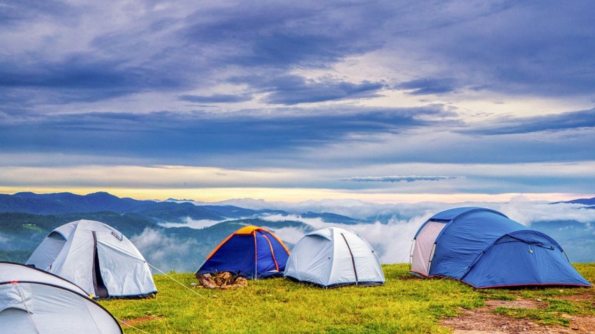 Wyjazd pod namiot, co koniecznie trzeba spakować?