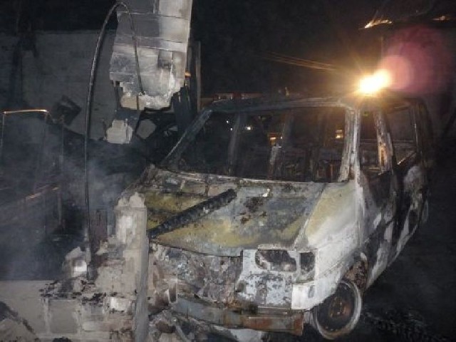 W pożarze garażu w Mircu doszczętnie spłonęły dwa samochody: osobowa honda i dostawczy volkswagen.