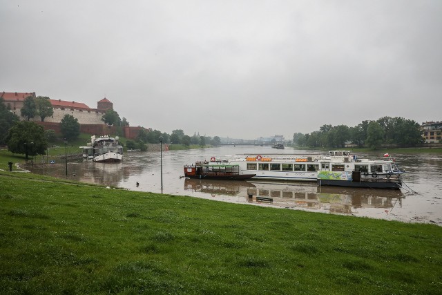 Przez Kraków przeszła w piątek fala kulminacyjna na Wiśle. Nadal zalane były bulwary. Od rana nad rzeką latał śmigłowiec policyjny i patrolował miejsca newralgiczne