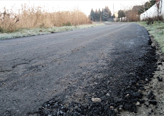 To zdjęcie,a  także kilka innych przesłał nam mieszkaniec Tryszczyna. Z dopiskiem: polna, asfalt, potem znowu polna...