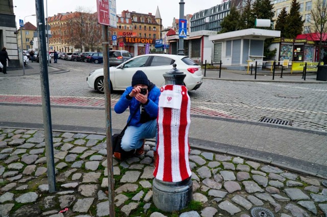 W poniedziałek pracownicy spółki Aquanet i wolontariusze ubrali ponad 30 hydrantów na terenie Poznania w biało-czerwone kubraczki. To znak, że rocznica wybuchu Powstania Wielkopolskiego coraz bliżej