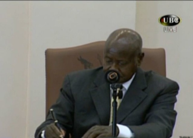 Prezydent Ugandy Yoweri Museveni podpisuje kontrowersyjną ustawę.