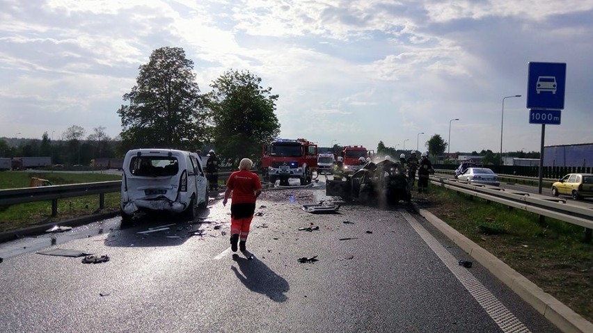 W wyniku zdarzenia zapalił się samochód osobowy i naczepa...