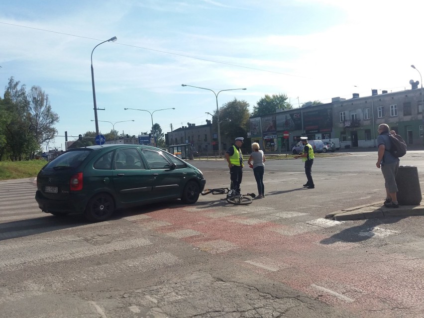 Kobieta potrąciła rowerzystę jadącego przejazdem rowerowym przez ul. Rzgowską [zdjęcia]