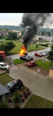 Dobczyce. Pożar auta na osiedlowym parkingu [ZDJĘCIA]