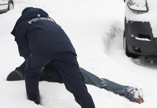 Policjanci wyciągnęli ze śniegu trzy osoby