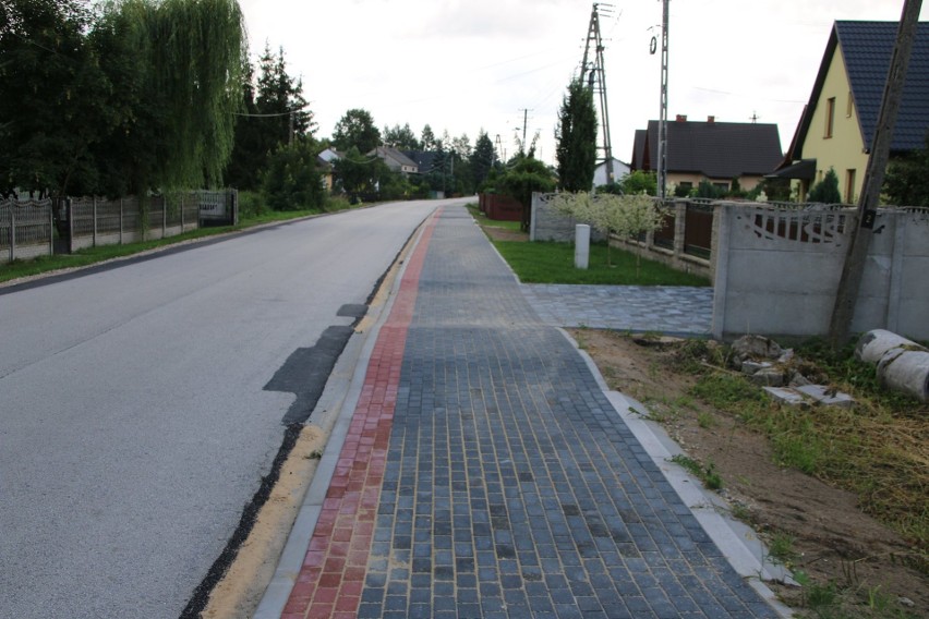 Nowa droga w Podchojnach w gminie Jędrzejów. Mieszkańcy mogą już korzystać z ponad kilometrowego chodnika (GALERIA)