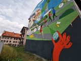 Chrzanów. Ekologiczny mural przy ul. Mickiewicza już gotowy. Pochłania smog jak 170 drzew [ZDJĘCIA]