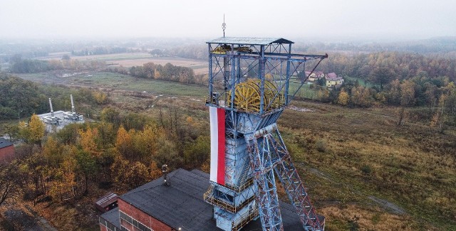 Z okazji Święta Niepodległości na szybie zabytkowej kopalni w Jawiszowicach w gminie Brzeszcze pojawiła się 12-metrowa biało-czerwona flaga.