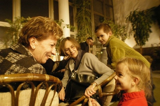 Do filharmonii przyszła też Wiesława Grzybowska z Żagania, która przyjechała do Opola opiekować się dziećmi syna, kpt. Wojciecha Grzybowskiego. Na zdjęciu: wnuki pani Wiesławy, Karolina i Bartosz, rozmawiają z wojewodą Elżbietą Rutkowską.