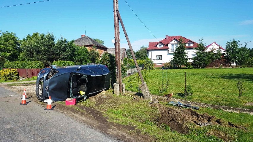 Wypadek w Witkowicach. Samochód dachował, kobieta uwięziona w pojeździe [AKTUALIZACJA]
