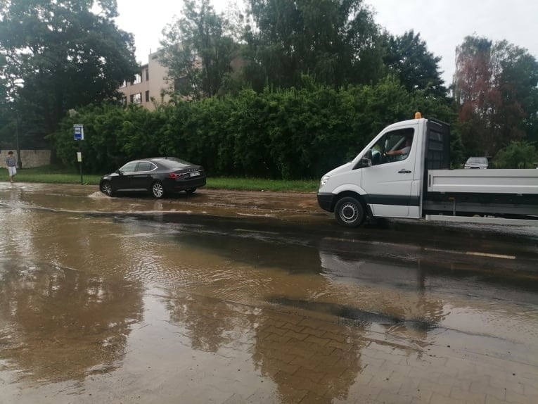 Awaria wodociągowa na ulicy Paradnej w Łodzi spowodowała...