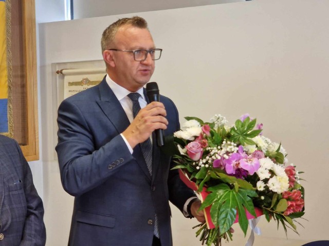 Na zakończenie sesji starosta Marcin Piwnik przyjmując kwiaty zadedykował je tym wszystkim, którzy uczestniczyli w realizacji ubiegłorocznego budżetu. Więcej na kolejnych zdjęciach.