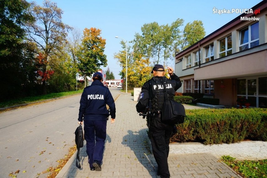 Policja radzi: co zrobić, gdy terrorysta z bronią wtargnie...