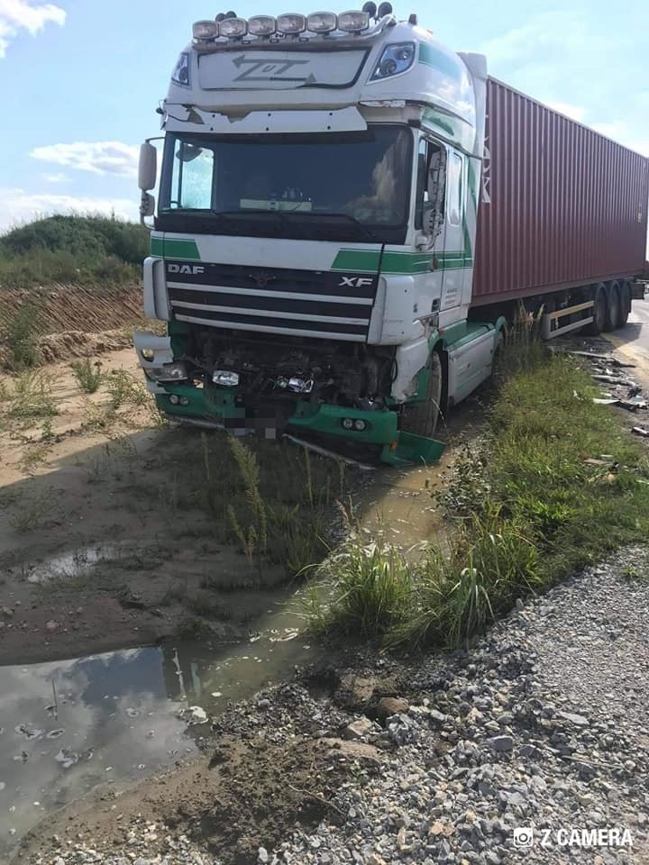 Samochód ciężarowy najechał na tył busa, który przewrócił...