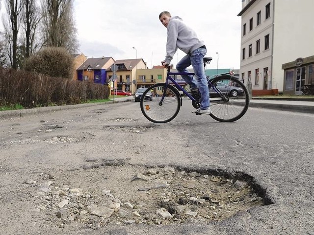 - Tutaj asfalt jest w fatalnym stanie. Czas najwyższy na remont - mówi o drodze przy basenie Mateusz.