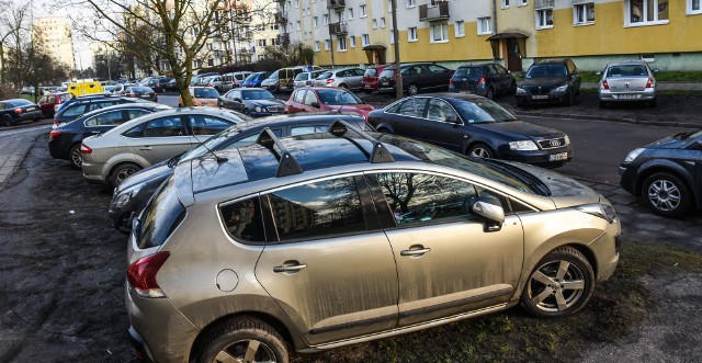 Brak miejsc parkingowych rodzi sąsiedzkie konfliktyZnalezienie rozwiązania problemów parkingowych we wspólnotach bywa często niemożliwe. Niestety z powodu braku miejsc parkingowych najczęściej cierpią piesi, bo chodniki zastawiane są samochodami.