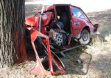 Tragiczny wypadek w Ropuchach. Zginęła kobieta, która fiatem 126p uderzyła w drzewo