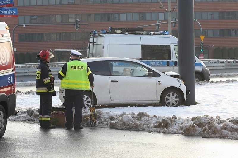 Wypadek przed szpitalem im. WAM. W zderzeniu samochodów ucierpiały dwie osoby [zdjęcia]