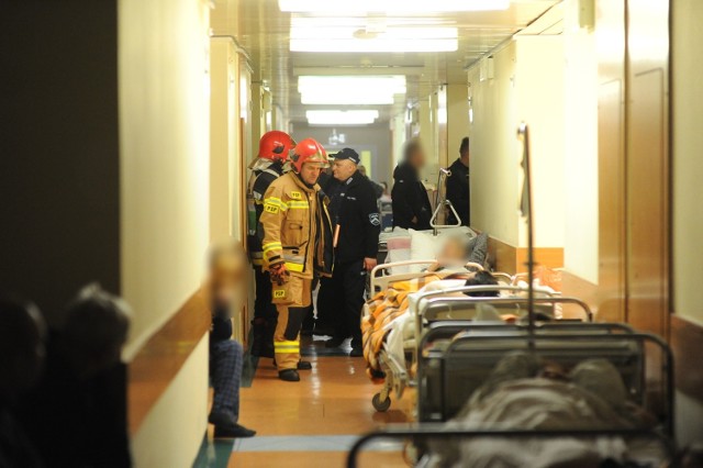 W czwartek przed północą w szpitalu w Lesznie wybuchł pożar. Okazało się, że jeden z pacjentów podpalił łóżko w jednej z sal na oddziale chirurgii, a później próbował podłożyć ogień także w toalecie. Ze szpitala musiano ewakuować 18 osób, w tym jedną w poważnym stanie. Zobacz więcej zdjęć ---->