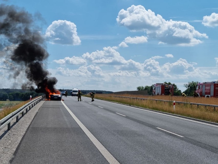 Niedaleko miejscowości Wąsosz na drodze zapalił się samochód...