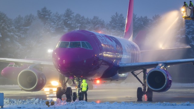 Temperatura spadła, na samolotach pojawiła się warstwa przymarzniętego lodu. Dziś między godz. 5.55, a 7 w porcie lotniczym Katowice-Pyrzowice rozpoczęło się odladzanie samolotów