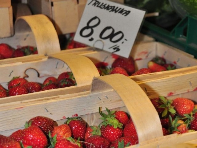 Ceny truskawek w ciągu tygodnia spadły z 15 zł/kg do 8 zł/kg.