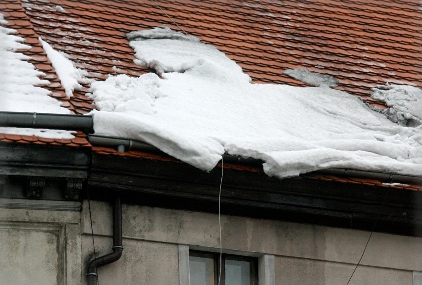 Powiat krakowski. Ośnieżone dachy pod kontrolą inspektora nadzoru budowlanego