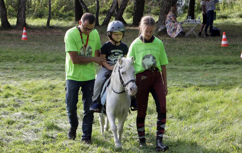 4-letniej Zuzannie pomagaliśmy bawiąc się na festynie w ośrodku "Delfin" nad Rudnikiem [zdjęcia]