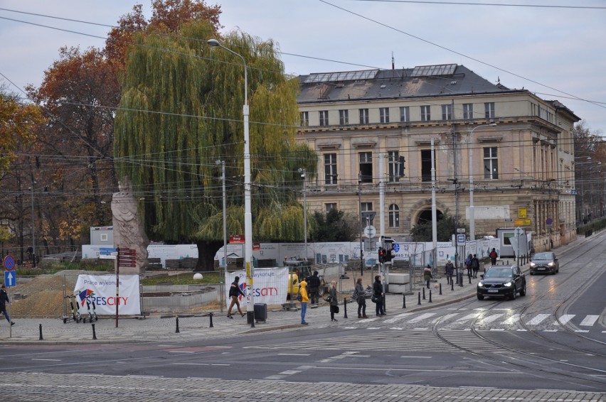 Fuszerka na placu przy Wzgórzu Partyzantów. Trwa naprawa [ZDJĘCIA]