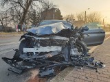 Wypadek w Sosnowcu. Mercedes zderzył się czołowo z cysterną. Droga na Niwce jest zablokowana