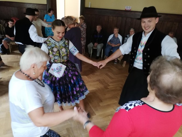 "Potupaja" to cykliczne zajęcia skierowane do młodzieży od 16 roku życia i dorosłych, którzy chcieliby poznać polskie tradycje ludowe, nauczyć się tańca w parze, improwizacji lub po prostu w aktywny i wesoły sposób spędzić poniedziałkowy wieczór.