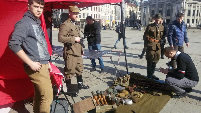 Namiot Żołnierzy Wyklętych stanął na Rynku w Katowicach