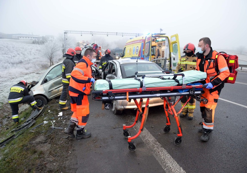 Wypadek w Żurawicy. W zderzeniu opla z toyotą poszkodowane zostały dwie osoby [ZDJĘCIA]