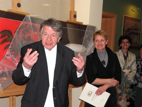Janusz Trzebiatowski podczas otwarcia wystawy w filii czerskiego Banku Spółdzielczego w Chojnicach
