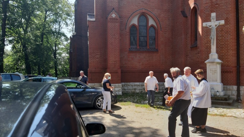 Święcenie pojazdów przed kościołem pw. Matki Boskiej...