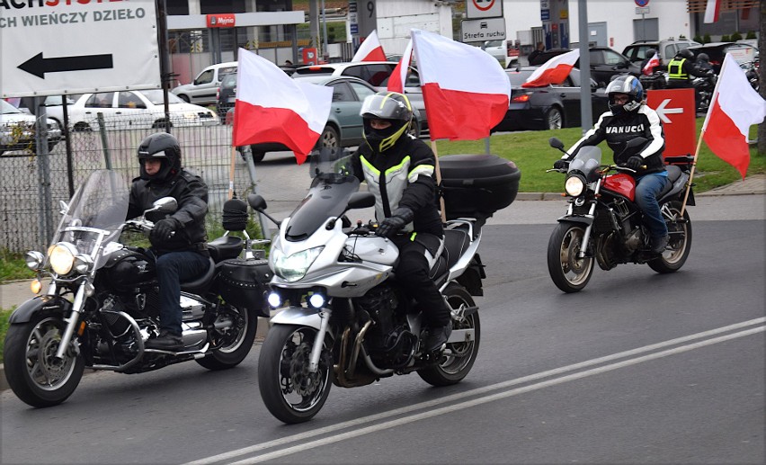 Przez Jarosław przejechali motocykliści z flagami Polski. Tak uczcili Święto Niepodległości [ZDJĘCIA]