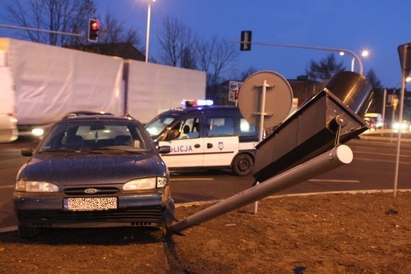 Ford mondeo wjechał na sygnalizator świetlny.