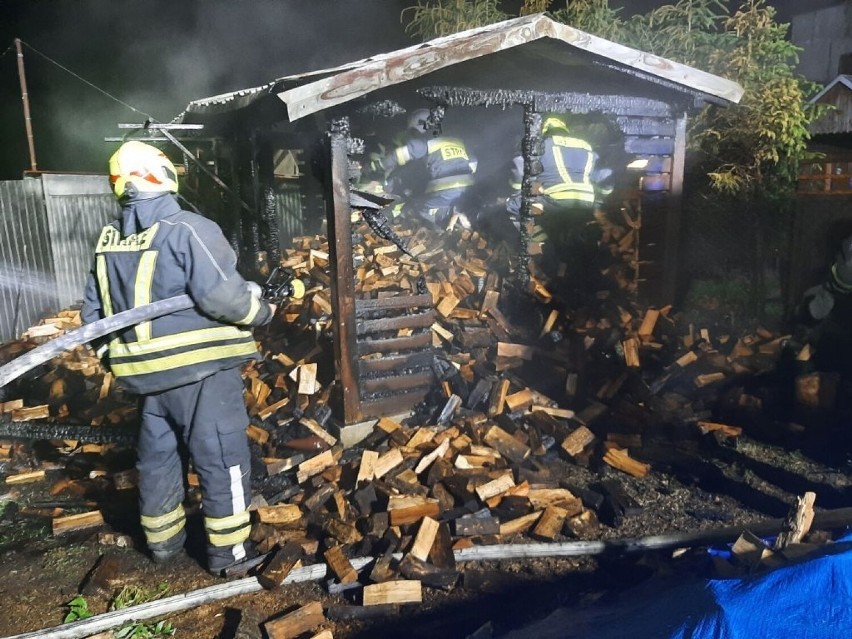 W Ciekocinku płonęła szopa z drewnem. Szybka interwencja strażaków zapobiegła tragedii | ZDJĘCIA