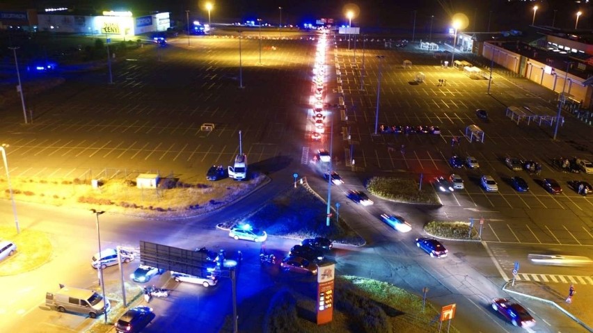 Akcja policji podczas "Nocnych Lotów" na terenie parkingu...