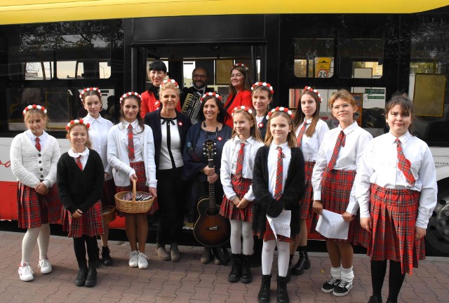 Także i roku bieżącym, dzień przed Świętem Niepodległości na ulice Inowrocławia wyruszył autobus, w którym pasażerowie mieli okazję śpiewać pieśni patriotyczne wspólnie z uczniami i nauczycielami Katolickiej Szkoły Podstawowej