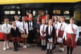 W Inowrocławiu uczniowie, nauczyciele i pasażerowie śpiewali patriotyczne pieśni w autobusie MPK
